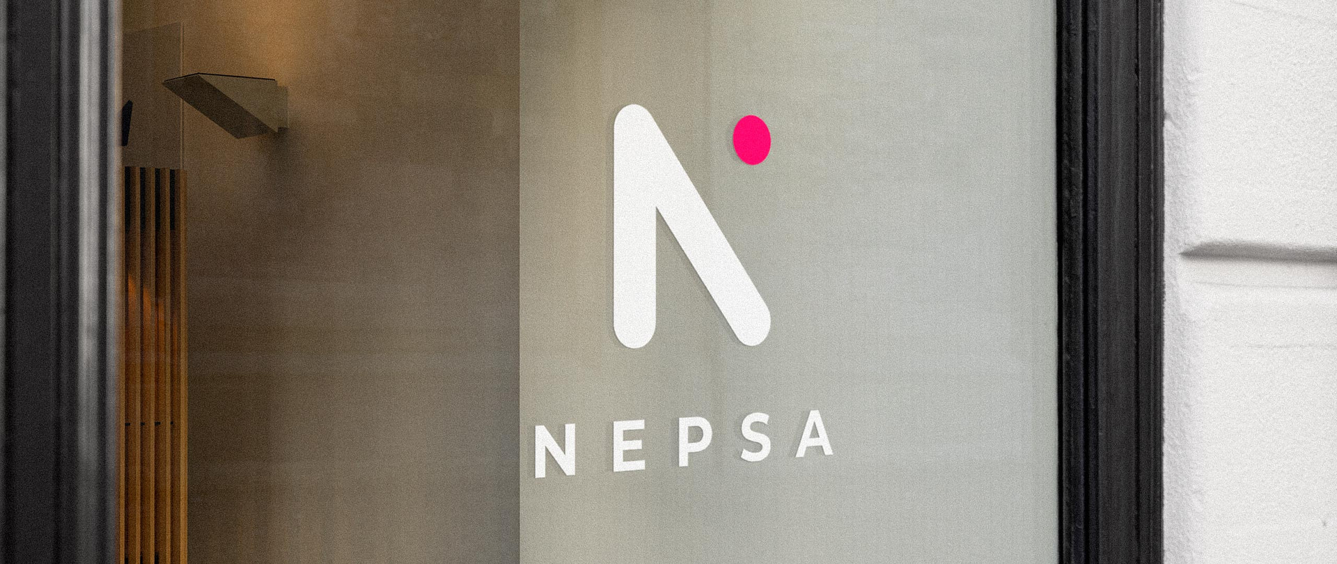 Logotype de NEPSA réalisé par TMKL posé sur une vitrine