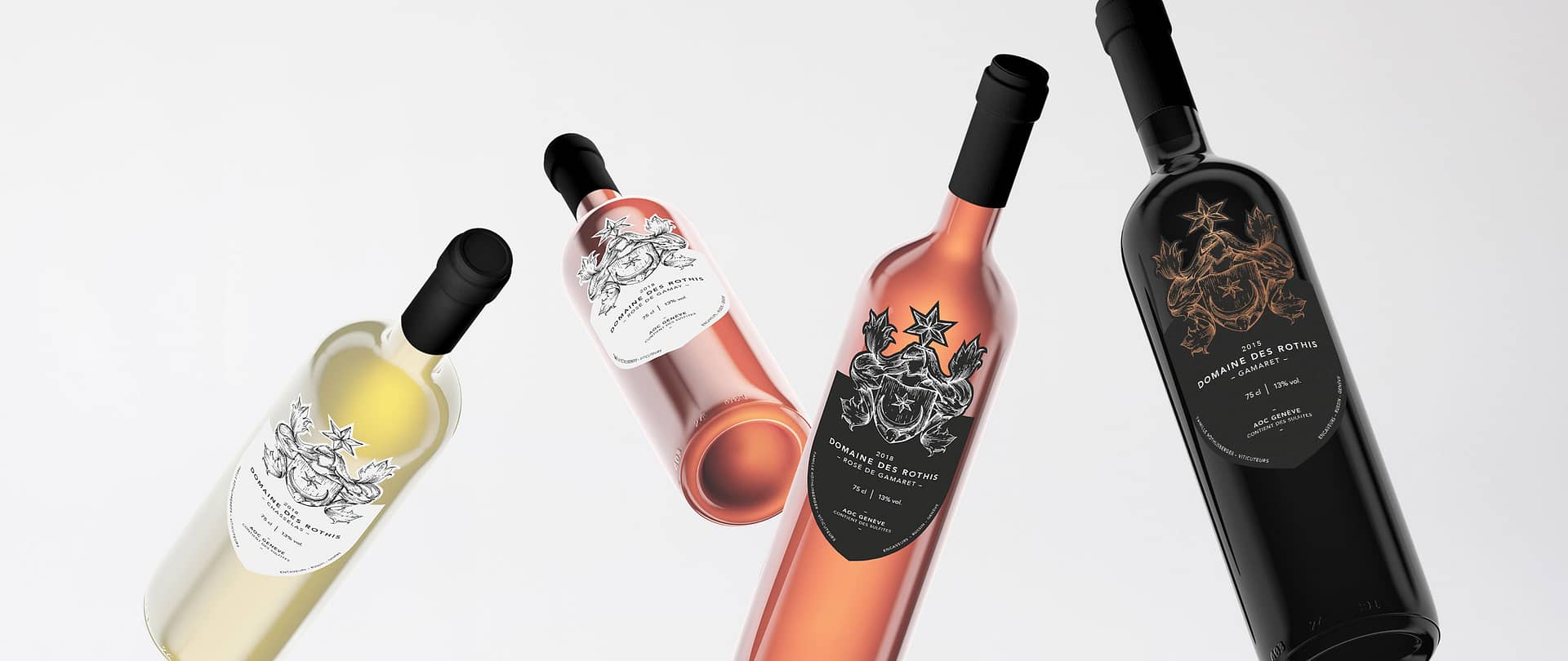 Photographie de quatre bouteilles de vin de la gamme des Domaines des Rothis.